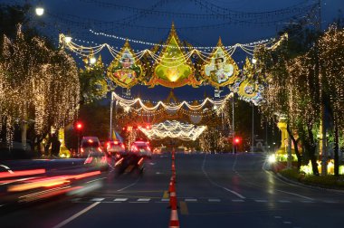 BANGKOK, THAILAND - 4 AĞUSTOS 2024: Ağaç ve trafik Kralı Rama X 'in Bangkok' un başkenti Tayland 'da Ratchadamnoen yolunda doğum günü kutlaması.