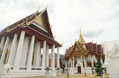 Chapel Wat Thewarat Kunchorn Worawihan, Kral III. Rama döneminde Wat Phra Kaew 'in Ubosot' una benzer bir şekilde yeniden inşa edilmiştir. Kilisenin duvarlarının her iki tarafında da duvar resimleri var. Tayland 'ın Bangkok şehrinde yer alıyor..