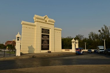 BANGKOK, THAILAND - 17 Şubat 2025: Akşam vakti Chao Phraya Nehri 'ni geçmek için Phra Phuttha Yot Fa Köprüsü' nün büyük beton işareti. Bangkok 'un başkentinde eski bir köprü..