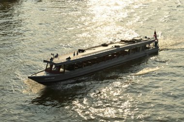 BANGKOK, THAILAND - 17 Şubat 2025: Chao Phraya Nehri 'nde akşamları seyahat eden feribot ve nakliye gemilerinin silüeti Tayland' ın önemli bir nehri..