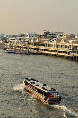 BANGKOK, THAILAND - 17 Şubat 2025: Chao Phraya Nehri üzerinde seyahat eden feribot ve nakliye gemileri Bu nehir Tayland 'ın önemli bir nehridir.