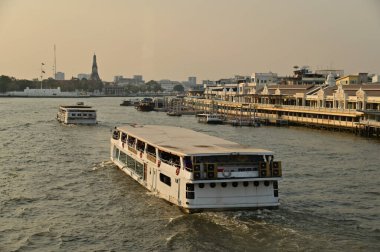 BANGKOK, THAILAND - 17 Şubat 2025: Akşam yemekleriyle geziler Chao Phraya Nehri üzerinde turistler için popüler bir turizm teknesi. Her gün seyahat et..