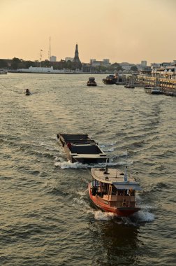 BANGKOK, THAILAND - 17 Şubat 2025: Chao Phraya Nehri 'nde römorkör, düz tabanlı kayıklar ve kum mavnaları. Bangkok 'un ortasından geçiyor, kuş bakışı bakıyor..