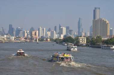Bangkok, Tayland - 16 Şubat 2025: Akşam yemekleriyle gezmek Chao Phraya Nehri 'nde turistler için popüler bir turizm teknesi. 16 Şubat 2025 'te günlük olarak seyahat edin..