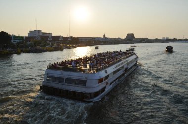 BANGKOK, THAILAND - 16 Şubat 2025: Akşam yemekleriyle geziler Chao Phraya Nehri üzerinde turistler için popüler bir turizm teknesi. Her gün seyahat et..