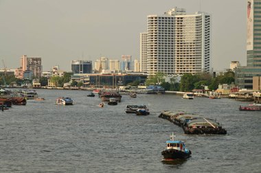 BANGKOK, THAILAND - 18 Şubat 2025: Chao Phraya Nehri 'nde römorkör, düz tabanlı kayıklar ve kum mavnaları. Bangkok 'un ortasından geçiyor, kuş bakışı bakıyor..