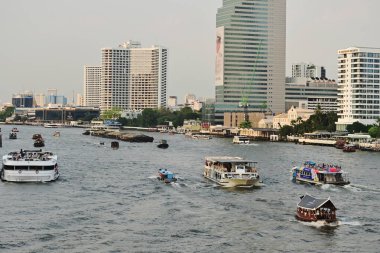 BANGKOK, THAILAND - 18 Şubat 2025: Chao Phraya Nehri üzerinde düzenli olarak seyahat eden çeşitli tekneler. Gündüz vakti..