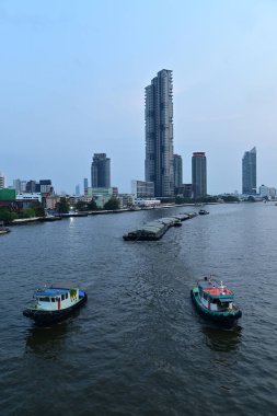 BANGKOK, THAILAND - 18 Şubat 2025: Chao Phraya Nehri 'nde römorkör, düz tabanlı kayıklar ve kum mavnaları. Bangkok 'un ortasından geçiyor, kuş bakışı bakıyor..