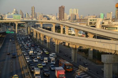 BANGKOK, THAILAND - 10 HAZİRAN 2025: Bangkok 'un yoğun saatlerinde köprüde trafik sıkışıklığı.