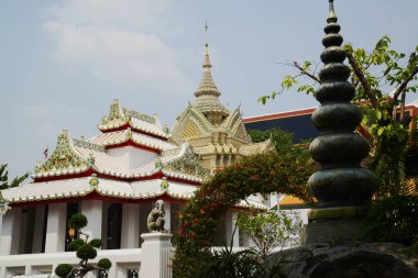 Wat Phra Chetuphon Wimonmungkararam veya Wat Pho 'da pagoda ile klasik Tayland mimarisi. En büyük ve en eski tapınaklardan biridir ve Taylandlı ve yabancı turistler arasında popülerdir..