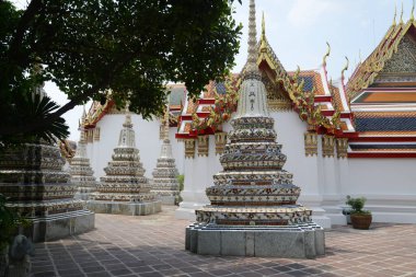 Wat Phra Chetuphon Wimonmungkararam veya Wat Pho 'da pagoda ile klasik Tayland mimarisi. En büyük ve en eski tapınaklardan biridir ve Taylandlı ve yabancı turistler arasında popülerdir..