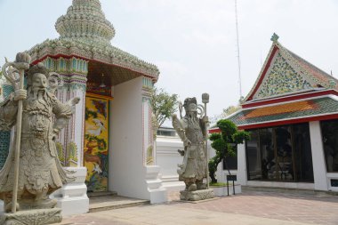 Bangkok 'un en büyük ve en eski tapınaklarından biri olan ve Tayland ve yabancı turistler arasında popüler olan Wat Pho' nun kapısındaki Çinli muhafız heykeli. Tayland 'ın Bangkok başkentinde yer alıyor..