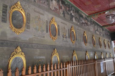 BANGKOK, THAILAND - 23 Şubat 2025: Bir resim duvarda Tayland masaj noktasını gösteriyor. Wat Pho bölgesinde. Tayland masajı öğretmekle meşhurdur..