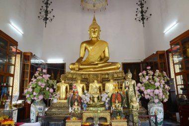 Altın oturan Buda heykeli bronzdan yapılmıştır ve Wat Phra Chetuphon Wimonmangklaram veya Wat Pho 'da Tayland ve yabancı turistler tarafından kutsanmıştır. Tayland 'ın Bangkok başkentinde yer alıyor..