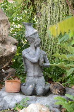 Wat Phra Chetuphon Wimon Mangkhalaram ya da Wat Pho 'da masaj terapisi pozu veren bir münzevi heykeli. Burası Tayland geleneksel masajlarıyla ünlüdür. Tayland 'ın Bangkok başkentinde yer alıyor..