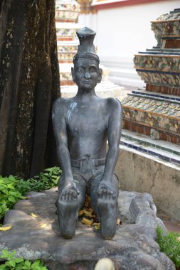 Wat Phra Chetuphon Wimon Mangkhalaram ya da Wat Pho 'da masaj terapisi pozu veren bir münzevi heykeli. Burası Tayland geleneksel masajlarıyla ünlüdür. Tayland 'ın Bangkok başkentinde yer alıyor..