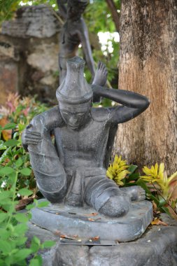 Wat Phra Chetuphon Wimon Mangkhalaram ya da Wat Pho 'da masaj terapisi pozu veren bir münzevi heykeli. Burası Tayland geleneksel masajlarıyla ünlüdür. Tayland 'ın Bangkok başkentinde yer alıyor..