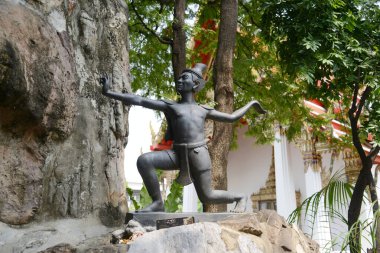 Wat Phra Chetuphon Wimon Mangkhalaram ya da Wat Pho 'da masaj terapisi pozu veren bir münzevi heykeli. Burası Tayland geleneksel masajlarıyla ünlüdür. Tayland 'ın Bangkok başkentinde yer alıyor..