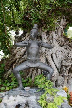 Wat Phra Chetuphon Wimon Mangkhalaram ya da Wat Pho 'da masaj terapisi pozu veren bir münzevi heykeli. Burası Tayland geleneksel masajlarıyla ünlüdür. Tayland 'ın Bangkok başkentinde yer alıyor..