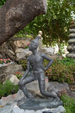 Wat Phra Chetuphon Wimon Mangkhalaram ya da Wat Pho 'da masaj terapisi pozu veren bir münzevi heykeli. Burası Tayland geleneksel masajlarıyla ünlüdür. Tayland 'ın Bangkok başkentinde yer alıyor..