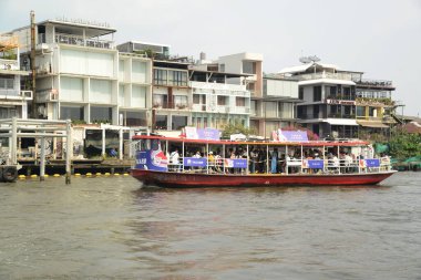 BANGKOK, THAILAND - 23 Şubat 2025: Chao Phraya Nehri üzerinde günlük feribot ve nakliye tekneleri bir gün Bu nehir Tayland 'ın önemli bir nehri.