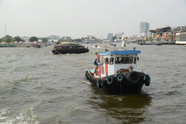 BANGKOK, THAILAND - 23 Şubat 2025: Chao Phraya Nehri 'nde römorkör, düz tabanlı kayıklar ve kum mavnaları. Bangkok 'un ortasından geçiyor..