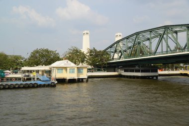 Phra Phuttha Yot Fa Köprüsü veya Saphan Phut Köprüsü Chao Phraya Nehri 'ni geçmek için kullanılan bir köprüdür. Bangkok 'ta eski bir köprü..