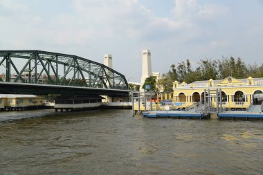 Phra Phuttha Yot Fa Köprüsü veya Saphan Phut Köprüsü Chao Phraya Nehri 'ni geçmek için kullanılan bir köprüdür. Bangkok 'ta eski bir köprü..