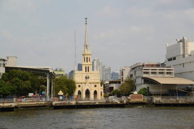 BANGKOK, THAILAND (23 Şubat 2025 - Kutsal Tespih Kilisesi), Roma Katolik kilisesi. Chao Phraya Nehri 'ndeki bir gemi gezisinden görüntüler.