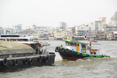 BANGKOK, THAILAND - 23 Şubat 2025: Chao Phraya Nehri 'nde römorkör, düz tabanlı kayıklar ve kum mavnaları. Bangkok 'un ortasından geçiyor..
