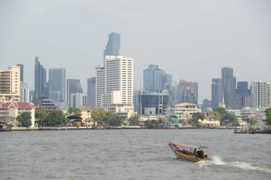 BANGKOK, THAILAND - 23 Şubat 2025: Uzun kuyruklu tekneler Chao Phraya Nehri 'nde seyahat etmek için kullanılan geleneksel ahşap botlardır. Bangkok su turizmini destekliyor. Ve çok popüler..