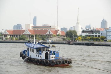 BANGKOK, THAILAND - 23 Şubat 2025: Chao Phraya Nehri 'nde römorkör, düz tabanlı kayıklar ve kum mavnaları. Bangkok 'un ortasından geçiyor..
