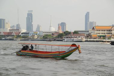 BANGKOK, THAILAND - 23 Şubat 2025: Uzun kuyruklu tekneler Chao Phraya Nehri 'nde seyahat etmek için kullanılan geleneksel ahşap botlardır. Bangkok su turizmini destekliyor. Ve çok popüler..