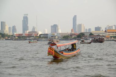 BANGKOK, THAILAND - 23 Şubat 2025: Uzun kuyruklu tekneler Chao Phraya Nehri 'nde seyahat etmek için kullanılan geleneksel ahşap botlardır. Bangkok su turizmini destekliyor. Ve çok popüler..
