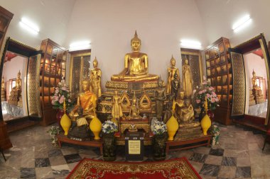 Altın oturan Buda heykeli bronzdan yapılmıştır ve Wat Phra Chetuphon Wimonmangklaram veya Wat Pho 'da Tayland ve yabancı turistler tarafından kutsanmıştır. Tayland 'ın Bangkok başkentinde yer alıyor..