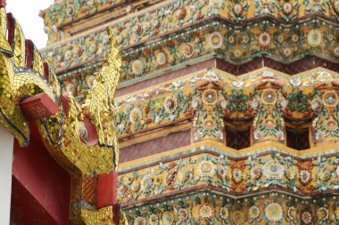 Önemli bir tapınak olan Wat Pho 'daki pagoda' nın zarif ve detaylı fayans desenleri büyük ve birçok Budist ve turist tarafından ziyaret edilir. Tayland 'ın Bangkok şehrinde..