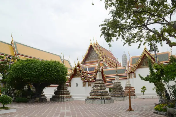 Önemli bir tapınak olan Wat Phra Chetuphon ya da Wat Pho 'daki güzel Tayland mimarisi büyük ve birçok Budist ve turist ziyaret ediyor. Tayland' ın Bangkok şehrinde yer alıyor..