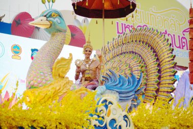 BANGKOK, THAILAND - 11 Nisan 2024: Ratchadamnoen yolundaki Songkran Festivali açılış töreninde Tayland 'ın her bölgesinden geleneksel geçit törenlerinde tanımlanamayan bir melek..