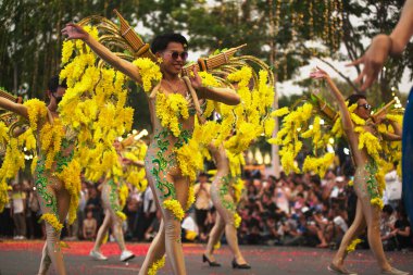 BANGKOK, THAILAND - 11 Nisan 2024: Ratchadamnoen yolundaki Songkran Festivali açılış töreninde Tayland 'ın her bölgesinden geleneksel geçit törenlerinde dans eden tanımlanamayan insanlar.