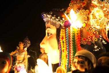 BANGKOK, THAILAND - 12 Nisan 2024: Ratchadamnoen yolundaki Songkran Festivali açılış töreninde Tayland 'ın her bölgesinden geleneksel geçit törenlerinde tanımlanamayan Bayan Songkran günü.