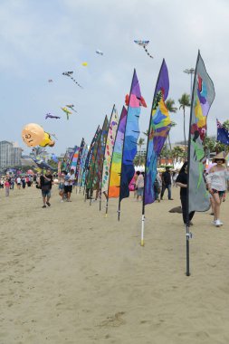 CHON BURI, THAILAND - 1 Mart 2025 Pattaya sahilindeki Pattaya Uluslararası Uçurtması 'nda renkli bayraklar sırası. Bu etkinlik turizmi tanıtmak için düzenlenmiştir..