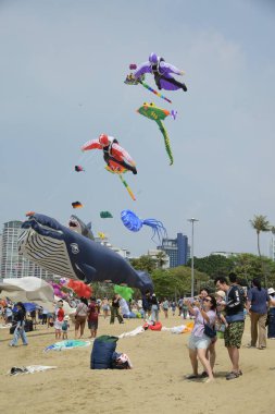 CHON BURI, THAILAND - 1 Mart 2025 Pattaya sahilindeki Pattaya Uluslararası Uçurtması 'nda tanımlanamayan turistler mutluluğu. Bu etkinlik turizmi tanıtmak için düzenlenmiştir..