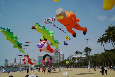 CHON BURI, THAILAND - 1 Mart 2025 Pattaya sahilindeki Pattaya Uluslararası Uçurtması 'nda tanımlanamayan turistler mutluluğu. Bu etkinlik turizmi tanıtmak için düzenlenmiştir..