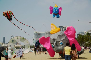 CHON BURI, THAILAND - 1 Mart 2025 Pattaya sahilindeki Pattaya Uluslararası Uçurtması 'nda tanımlanamayan turistler mutluluğu. Bu etkinlik turizmi tanıtmak için düzenlenmiştir..