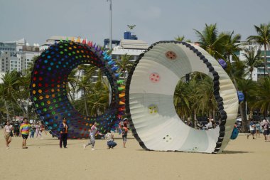 CHON BURI, THAILAND - 1 Mart 2025 Pattaya sahilindeki Pattaya Uluslararası Uçurtması 'nda tanımlanamayan turistler mutluluğu. Bu etkinlik turizmi tanıtmak için düzenlenmiştir..