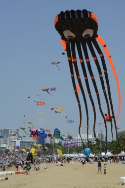 CHON BURI, THAILAND - 2 Mart 2025 Pattaya sahilindeki Pattaya International Kite 'da tanımlanamayan Tayland ve yabancı mutluluğu. Bu etkinlik turizmi tanıtmak için düzenlenmiştir..