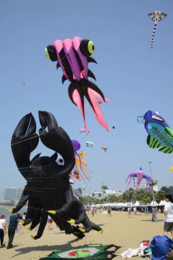 CHON BURI, THAILAND - 2 Mart 2025 Pattaya sahilindeki Pattaya International Kite 'da tanımlanamayan Tayland ve yabancı mutluluğu. Bu etkinlik turizmi tanıtmak için düzenlenmiştir..