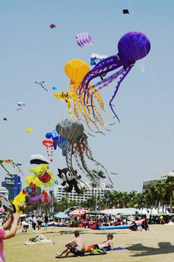 CHON BURI, THAILAND - 2 Mart 2025 Pattaya sahilindeki Pattaya International Kite 'da tanımlanamayan Tayland ve yabancı mutluluğu. Bu etkinlik turizmi tanıtmak için düzenlenmiştir..