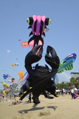CHON BURI, THAILAND - 2 Mart 2025 Pattaya sahilindeki Pattaya International Kite 'da tanımlanamayan Tayland ve yabancı mutluluğu. Bu etkinlik turizmi tanıtmak için düzenlenmiştir..