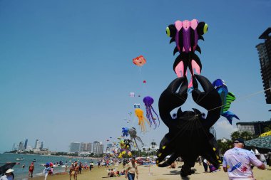 CHON BURI, THAILAND - 2 Mart 2025 Pattaya sahilindeki Pattaya International Kite 'da tanımlanamayan Tayland ve yabancı mutluluğu. Bu etkinlik turizmi tanıtmak için düzenlenmiştir..